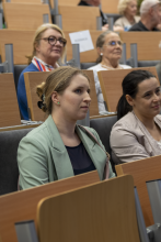 Ujęcie wykładowców podczas zakończenia. Na zdjęciu widoczna jest Pani Krueger-Milej.